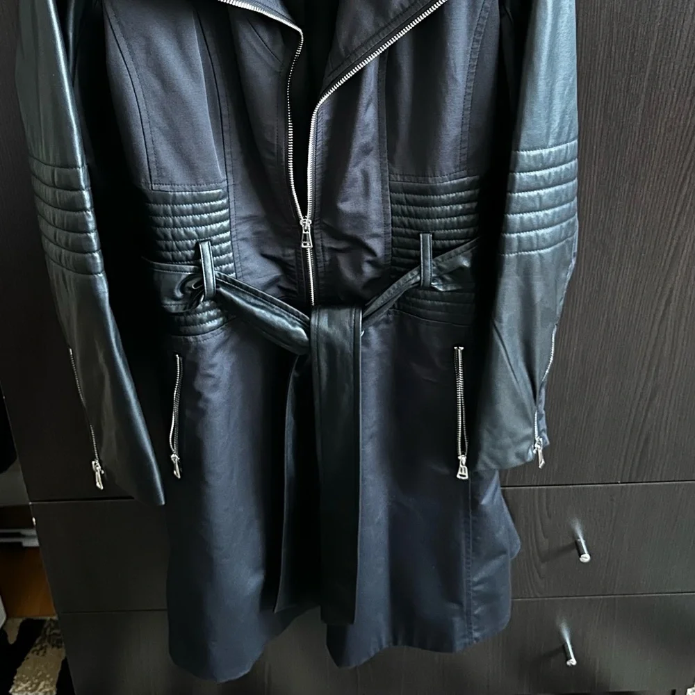 Preowned Bebe Trench Coat Faux Leather Details Belted Full Zipper Black Sz Large - Picture 3 of 8
